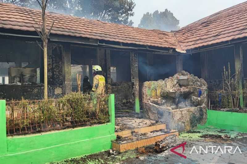 Kebakaran Hanguskan Gedung SDN 01 Pondok Bambu, 18 Ruangan Ludes