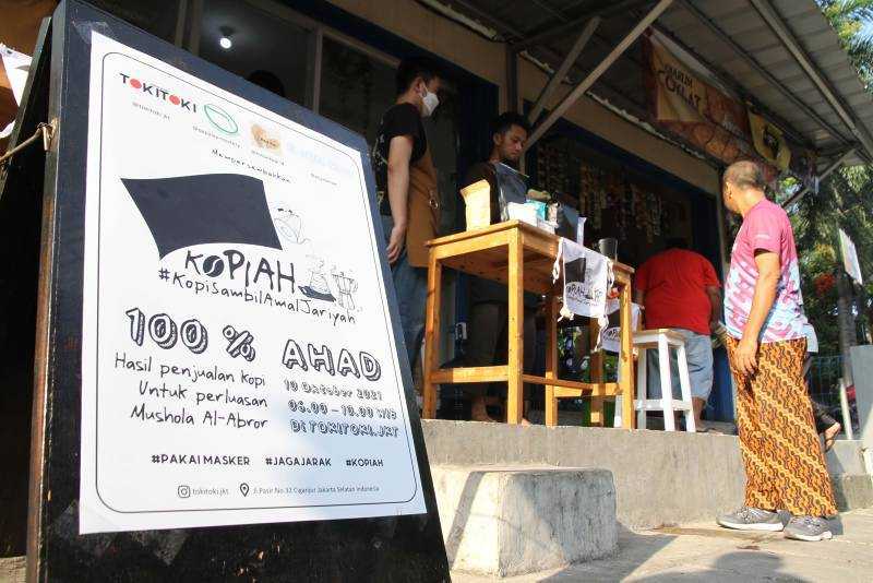 Kegiatan Amal Dengan Kopi Untuk Sumbang Masjid