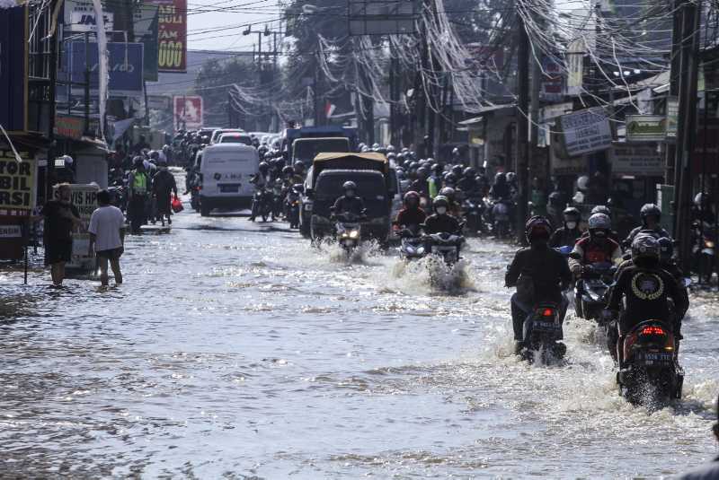 Kendaraan Lintasi Banjir