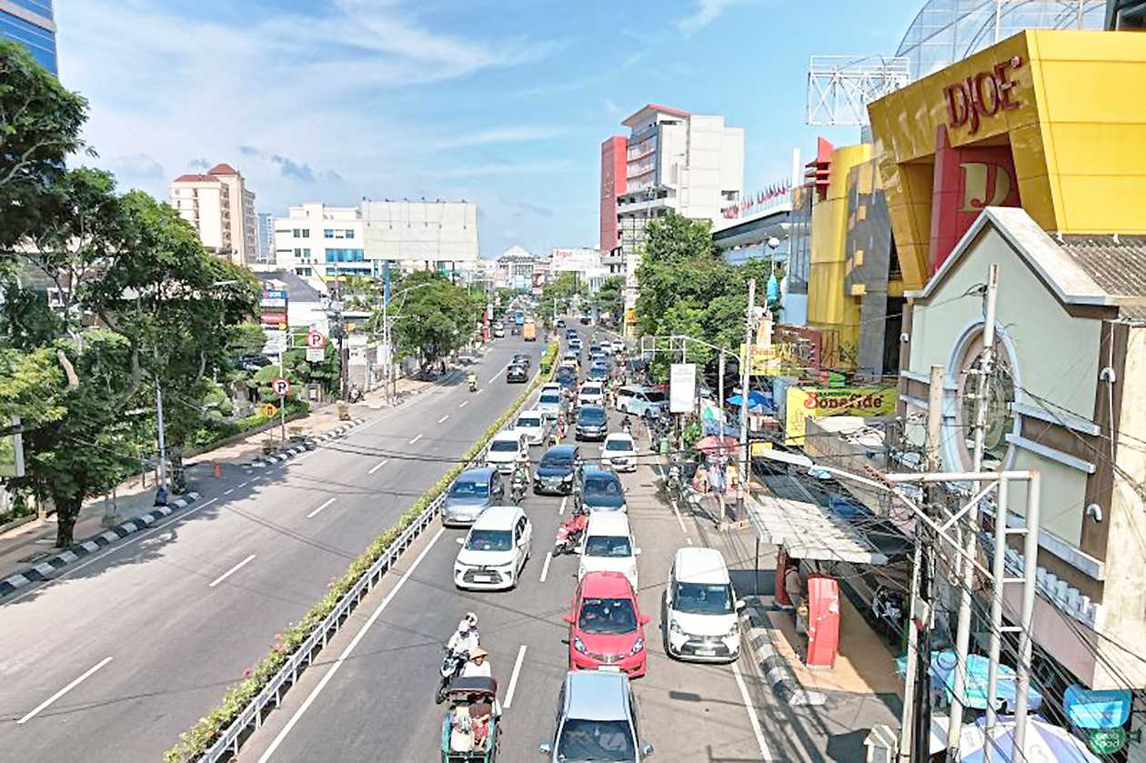 Kendaraan Pemudik Padati Pusat oleh-oleh Semarang