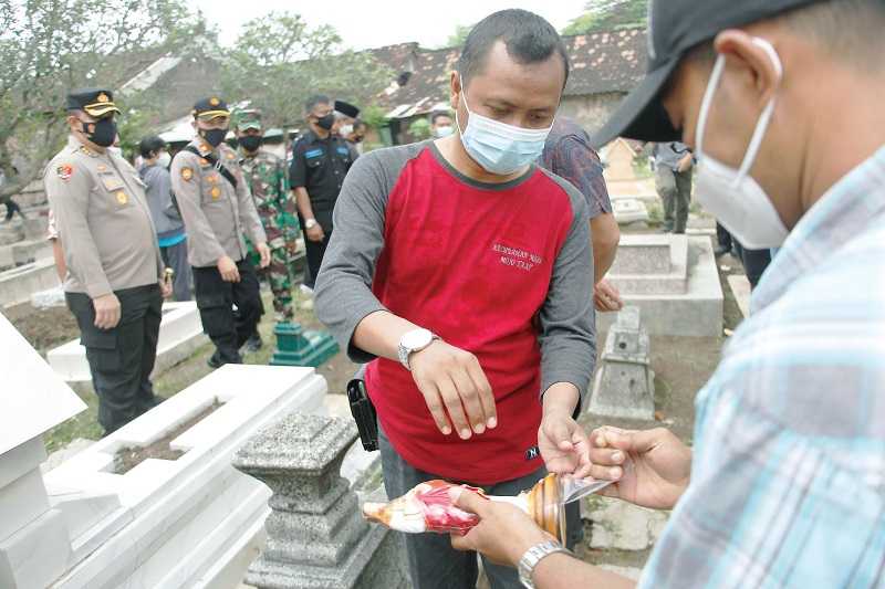 KERJA BAKTI PERBAIKI MAKAM