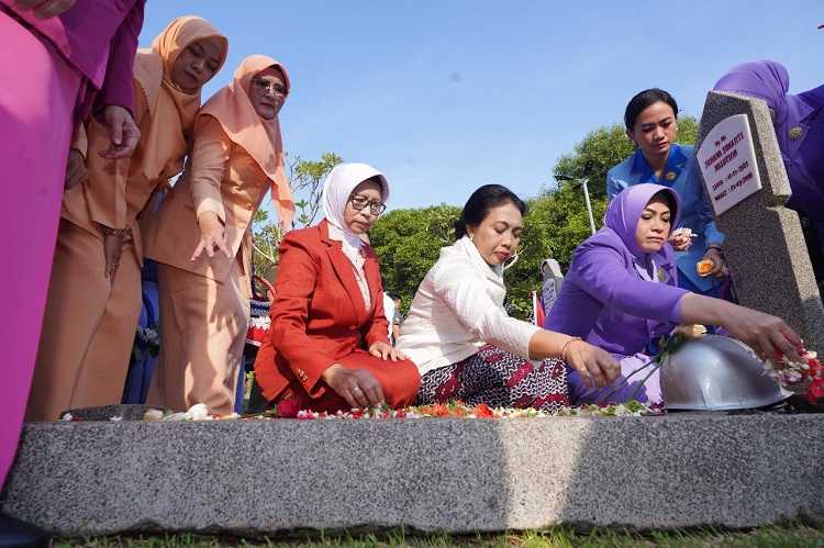 Ketum Dharma Pertiwi Ziarah dan Tabur Bunga di TMP Kalibata