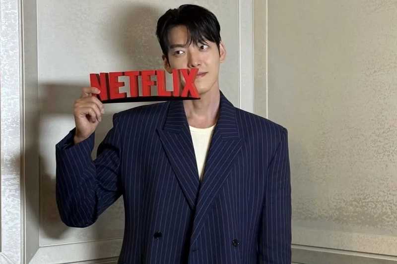 Kim Woo Bin Ungkap Pahlawan Tersembunyi di Film "Officer Black Belt"