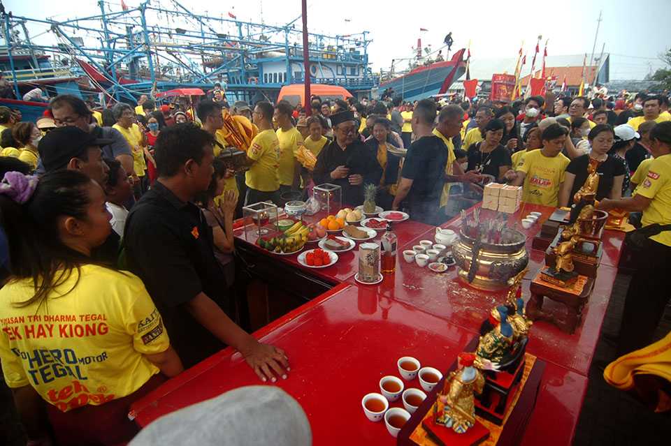 Kirab Toa Pe Kong di Pelabuhan Tegal