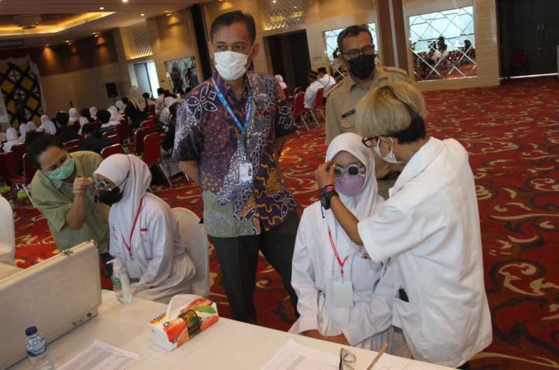 Kobexindo peduli dengan menyerahkan bantuan kacamata kepada siswa