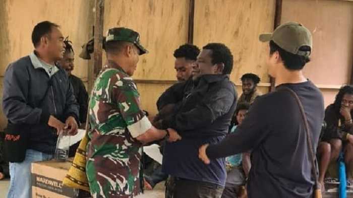 Koramil Tembagapura Berikan Bantuan Kepada Jemaat dan Gereja di Kampung Kimbeli