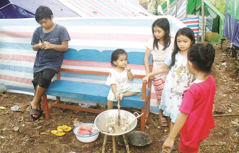 KORBAN BANJIR MENGUNGSI KE HUTAN