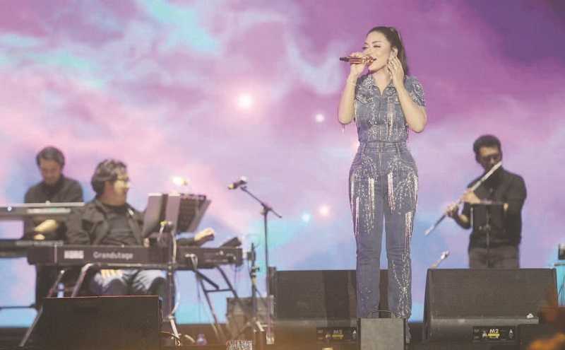 KRISDAYANTI BERSAMA ERWIN GUTAWA TAMPIL PADA SYNCRONIZE FESTIVAL