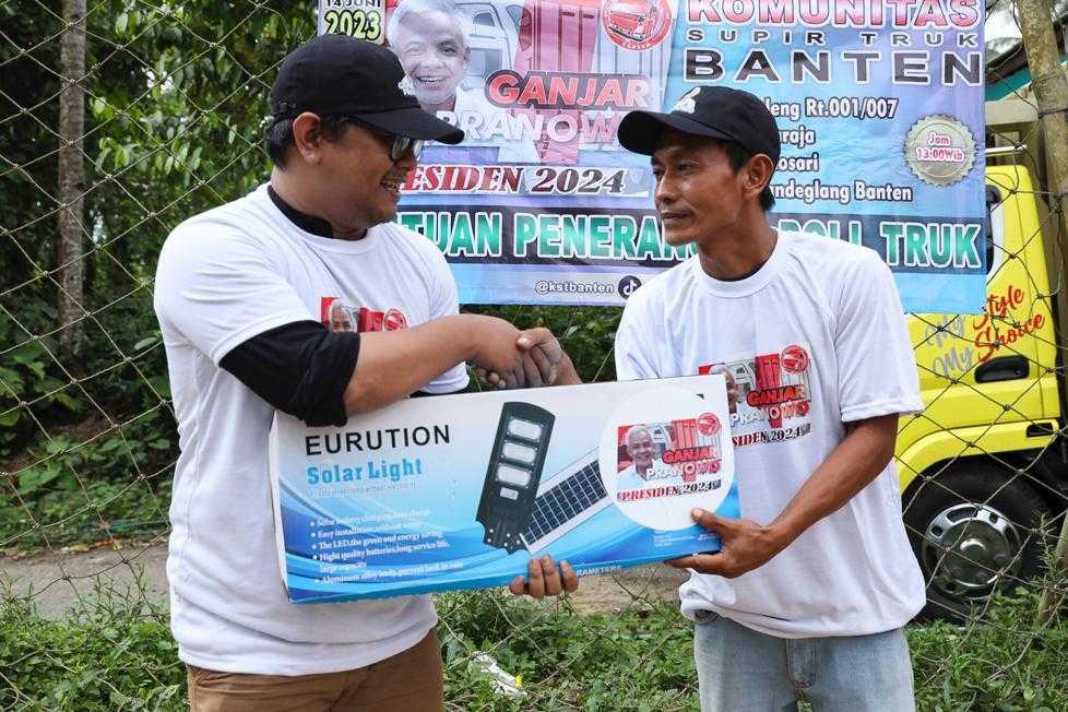 KST Dukung Ganjar Beri Bantuan Lampu Penerangan ke Pul Truk di Pandeglang Banten