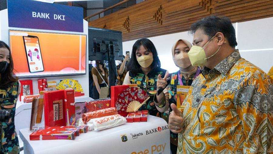 Kunjungan Menko Perekonomian Ke Booth Bank DKI Pada FEKDI 2022
