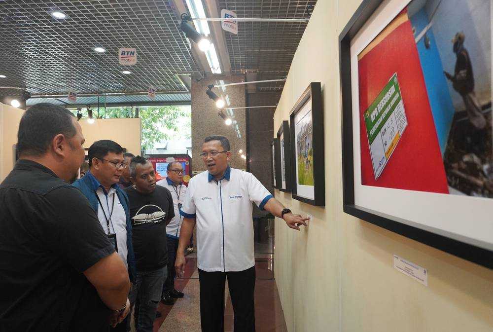 Kunjungi Pameran Foto Anugrah Jurnalistik Bank BTN