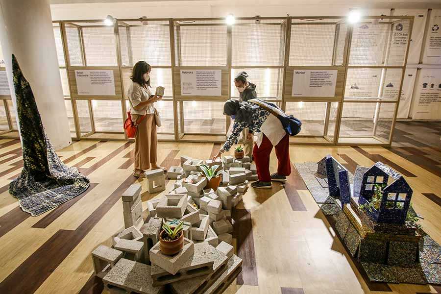 Kunjungi Pameran "Sejauh Mata Memandang"