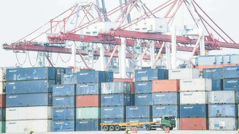 KURANGI IMPOR HADAPI ANCAMAN RESESI GLOBAL