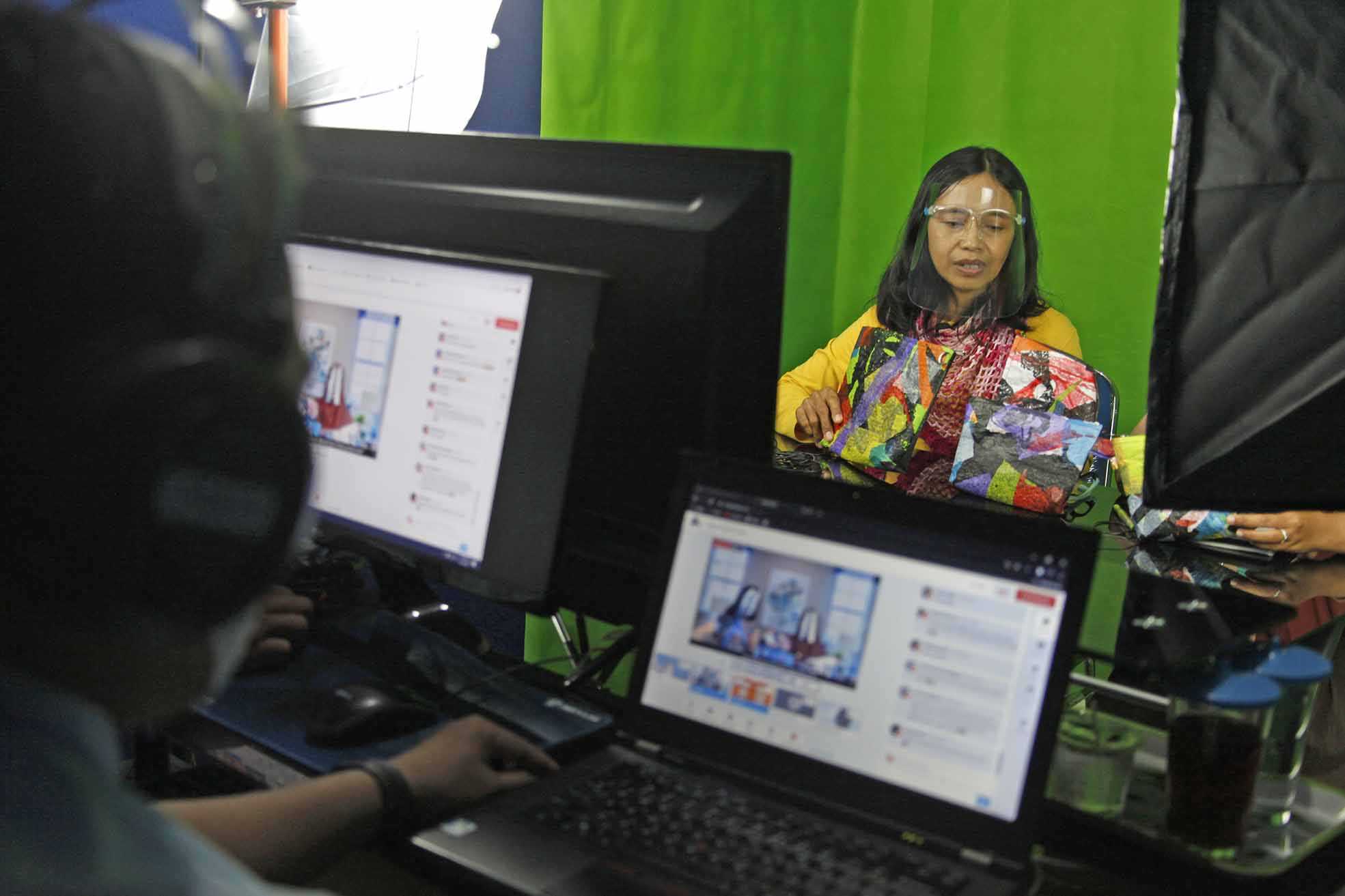 Latih Siswa Membuat Kerajinan
