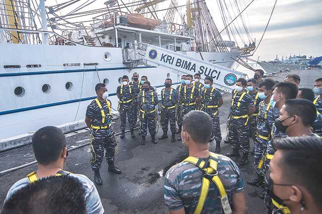 Latihan di KRI Dewa Ruci