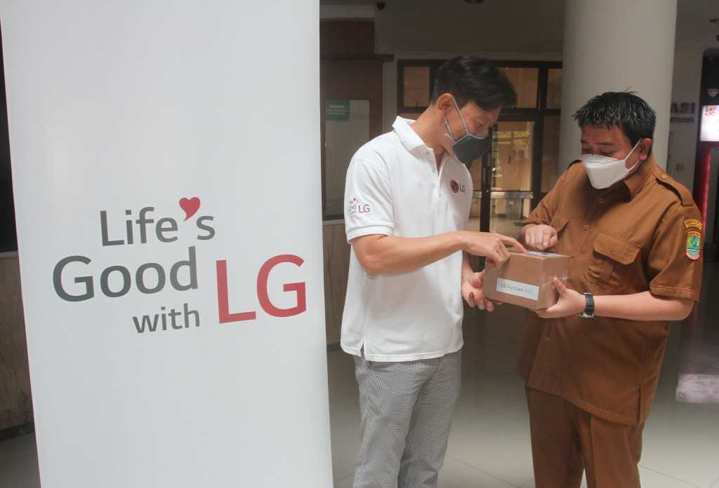LG Dukung Tenaga Kesehatan RSUD Kabupaten Karawang dengan Wearable Air Purifier
