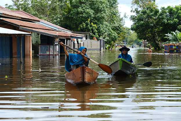 Lintasi Banjir dengan Sampan