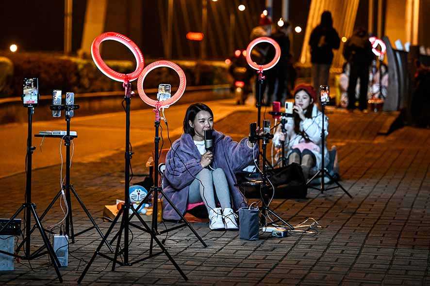 “Livestreamer" Tiongkok Berkumpul di Luar Ruangan untuk Cari Uang Tambahan