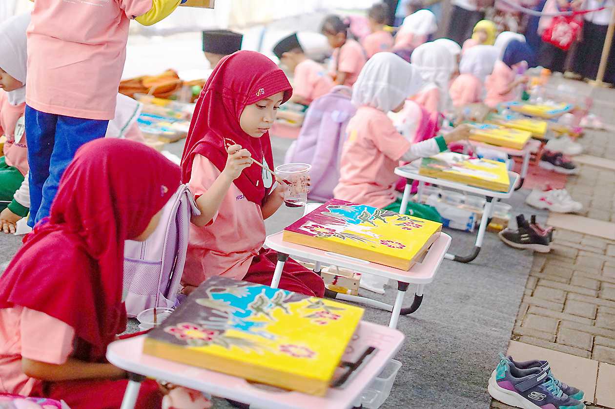 Lomba Nyolet Batik