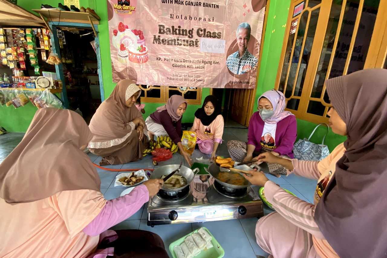 Mak Ganjar Latih Ibu-Ibu Cara Membuat Pisang Cokelat dan Nugget di Lebak