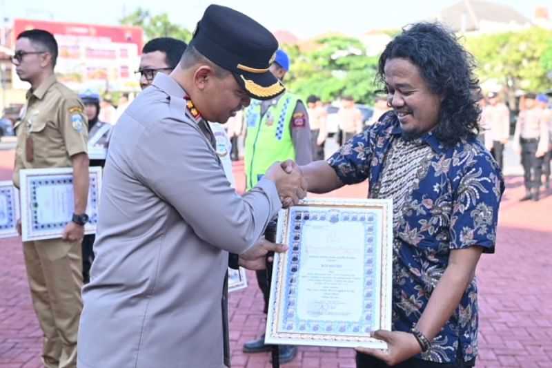 Mantap, Polres Jepara Beri Penghargaan 12 Orang Mitra Polisi