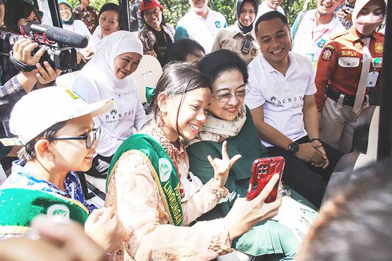 Megawati Soekarnoputri Berswafoto dengan Pelajar