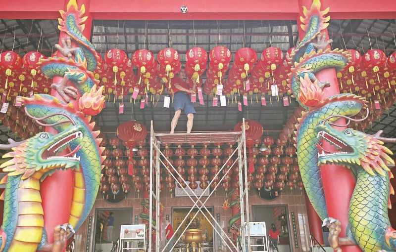 MEMASANG LAMPION UNTUK MENYAMBUT IMLEK
