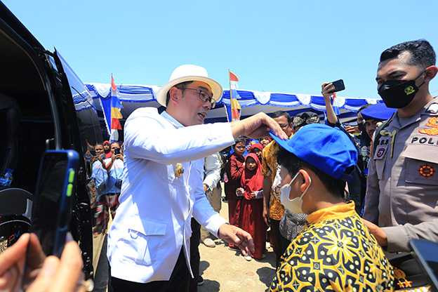 Memasangkan Topi