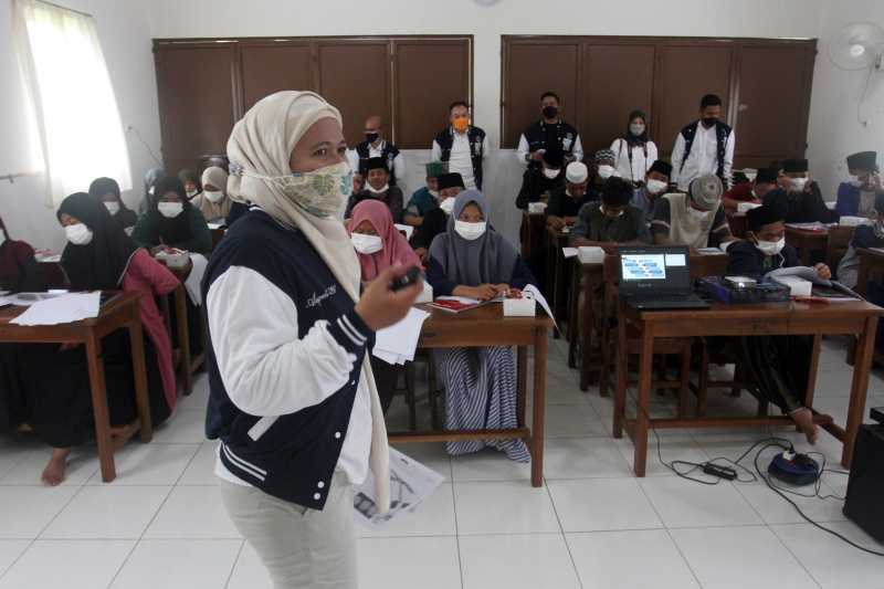 Memberikan edukasi literasi keuangan sejak dini