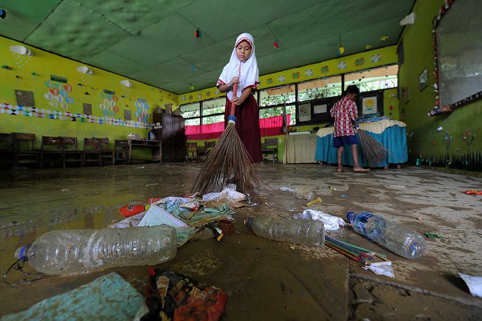 Membersihkan Kelas