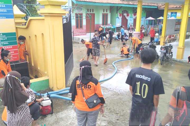 Membersihkan Lumpur