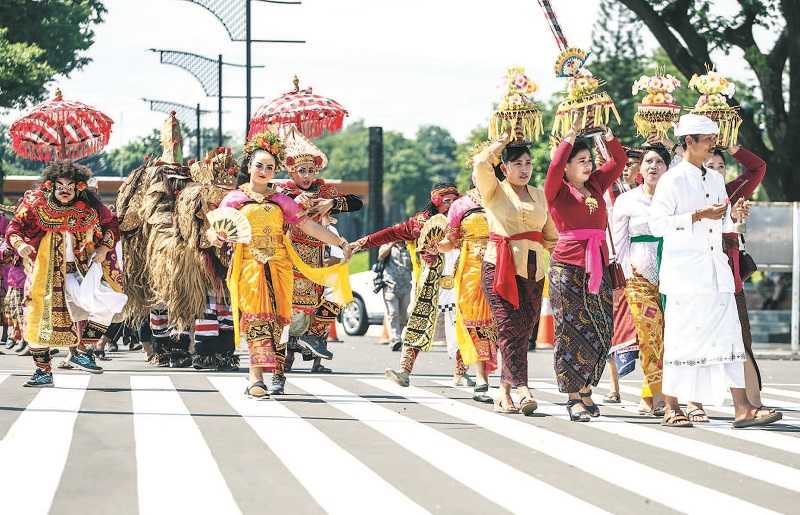 MEMPERINGATI HARI SUMPAH PEMUDA DENGAN KARNAVAL BUDAYA