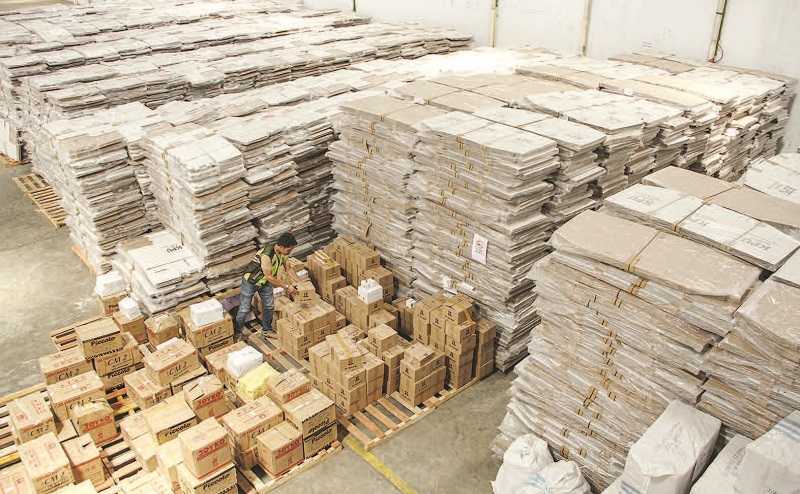 MENATA LOGISTIK PEMILU 2024 DI GUDANG KPU KOTA MAKASSAR