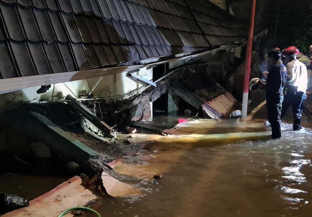 MENCARI KORBAN BANJIR