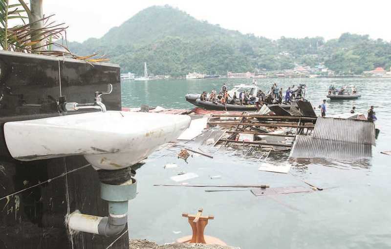 MENCARI KORBAN TENGGELAM AKIBAT GEMPA DI JAYAPURA