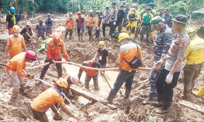 MENCARI KORBAN TERTIMBUN LONGSOR AKIBAT GEMPA