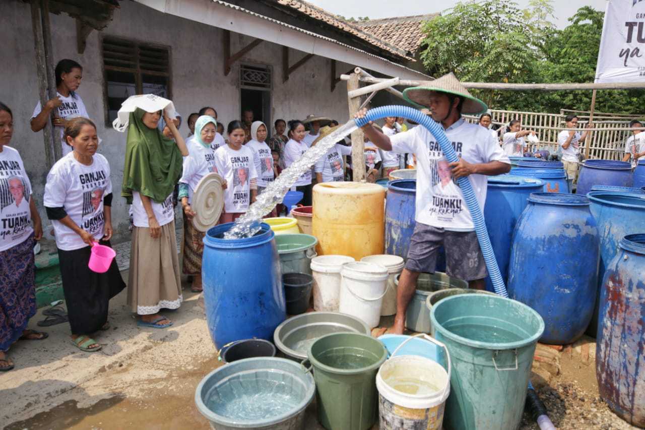 Menengok Cerianya Warga Serang Terima Air Bersih Gratis dari Srikandi Ganjar Saat Kemarau Panjang