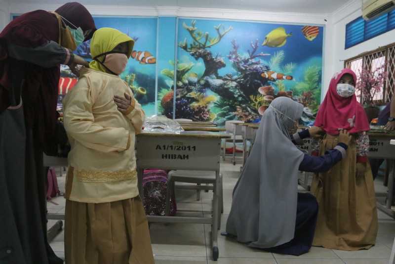 Mengambil Seragam Sekolah
