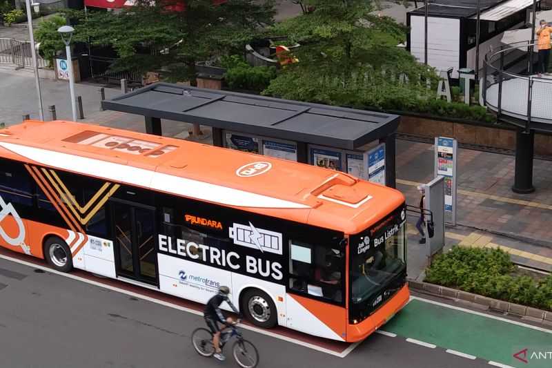 Mengenaskan, Seorang Perempuan Meninggal Tertabrak Bus TransJakarta