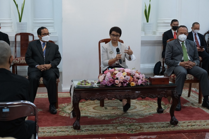 Menlu RI Bertemu 62 WNI Korban Penyekapan di Phnom Penh