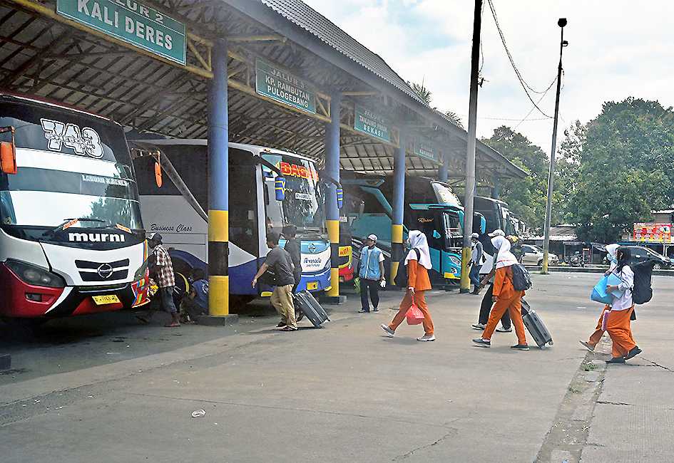 Menunggu Aturan Mudik