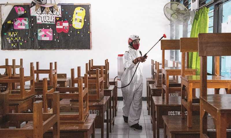 MENYEMPROTKAN CAIRAN DISINFEKTAN