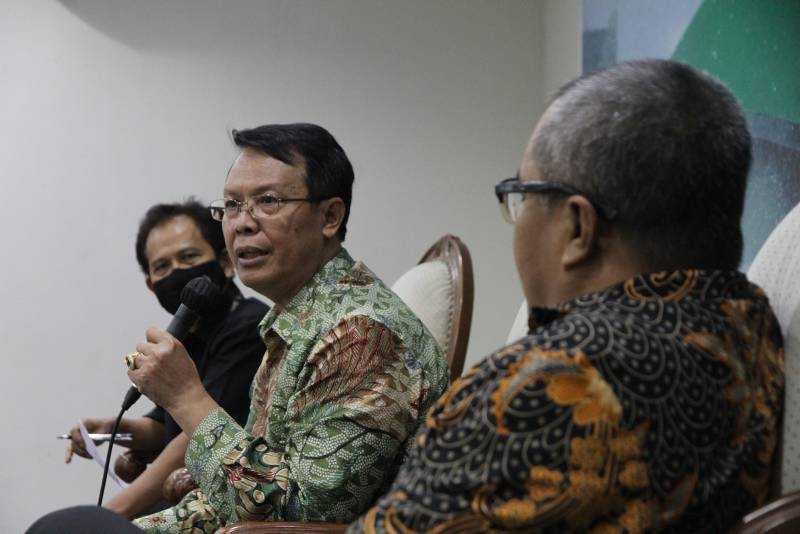 Menyoal Aturan Penumpang Pesawat Wajib PCR