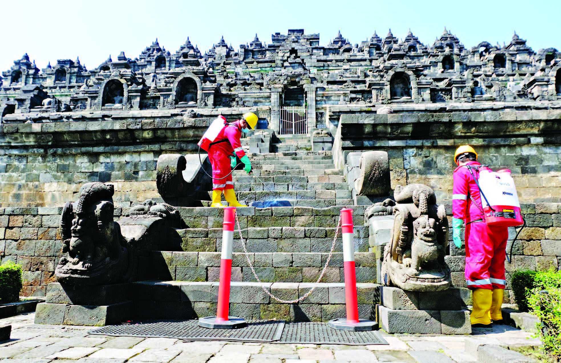 MERAWAT CANDI BOROBUDUR