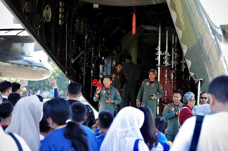 Meriah, 660 Warga Makassar dan Maros Antusias Ikut Joy Flight Pesawat Hercules AU A-1330