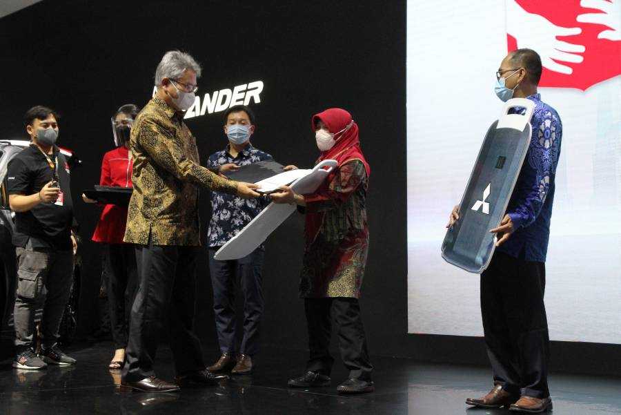 Mitsubishi Serahkan Bantuan Pendidikan