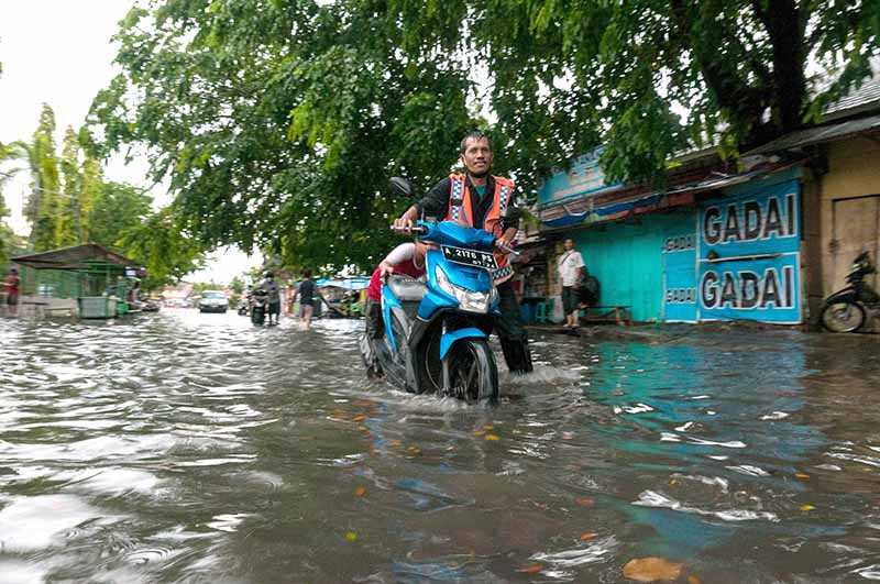 Mogok Terjang Banjir