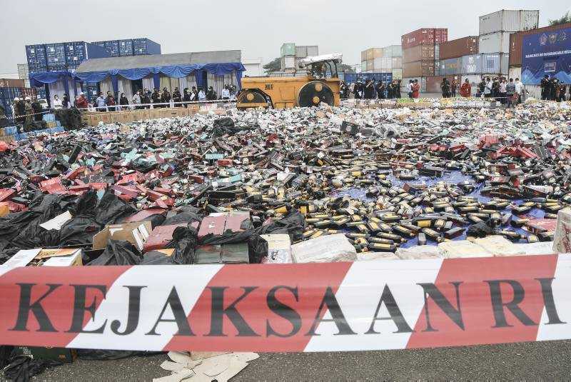 Musnahkan Minuman dan Rokok Ilegal