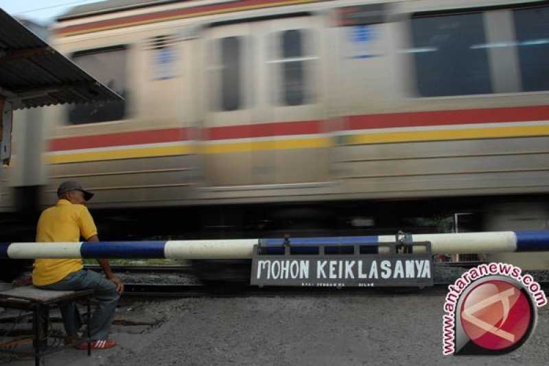 Nahas, Seorang Pria Tewas Tersambar Kereta Commuter Line di Jatinegara