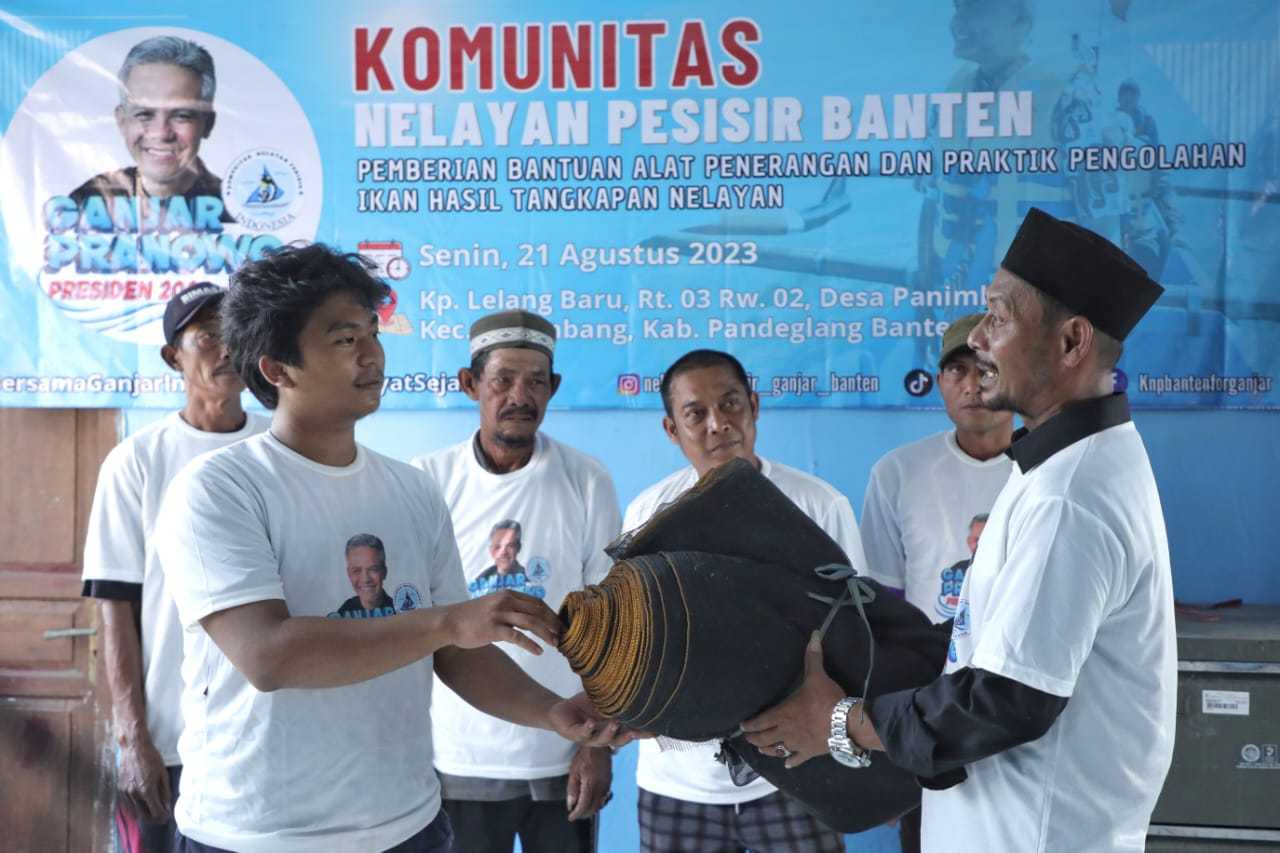Nelayan Ganjar Gelar Praktik Pengol?ahan Ikan dan Beri Bantuan ke Warga di Banten